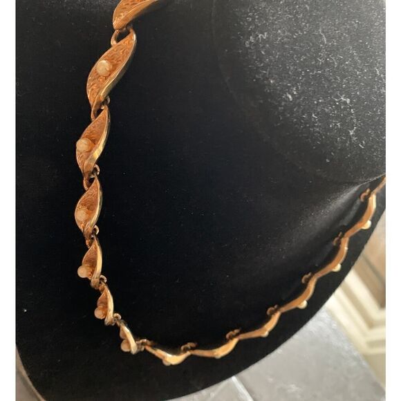 Beautiful Textured Cascading Pearl necklace set in Gold plate, Vintage - Picture 2 of 5